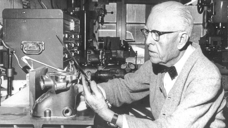 Clessie Lyle Cummins (1888 bis 1968) war der Gründer der Cummins Engine Co. Der Unternehmer und Tüftler erhielt 33 US-Patente für seine Erfindungen – eine davon: die Jake brake.