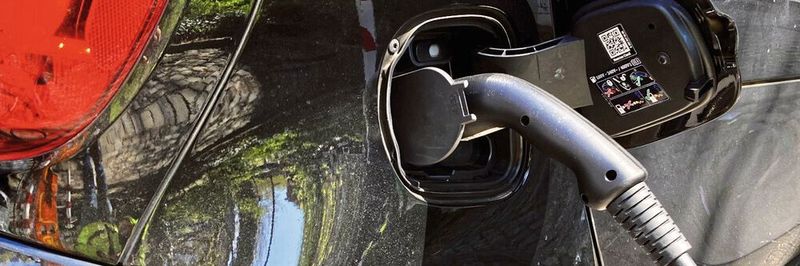 Elektroautos: diese könnten die Auslastung des Stromnetzes soweit ausgleichen, dass dadurch die Haushaltsstrompreise sogar sinken.