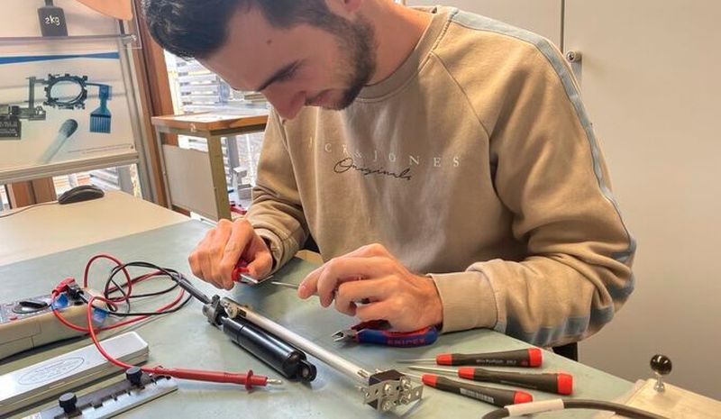 Maximilian Schmitt hat bewiesen, dass ein Formgedächtnismaterial die Schwinggabel in einem vibronischen Sensor antreiben kann.