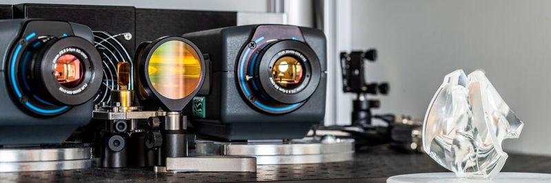 Der MWIR-3D-Sensor erkennt transparenter Objekte, weil er mit Wärmestrahlung arbeitet. Diese wird zum Teil reflektiert und von zwei Wärmebildkameras (Bild) aus unterschiedlichen Blickwinkeln erfasst. Daraus kann man die räumliche Lage der Oberflächenpunkte berechnen.
