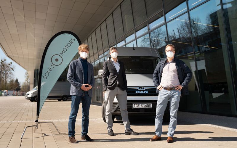 Arbeiten zusammen: Dennis Affeld, Senior Vice President & Head of Sales Truck & Van bei MAN Truck & Bus (links), Jona Christians, Gründer und CEO von Sono Motors (Mitte) und Mathieu Baudrit, Director Photovoltaic Integration bei Sono Motors.