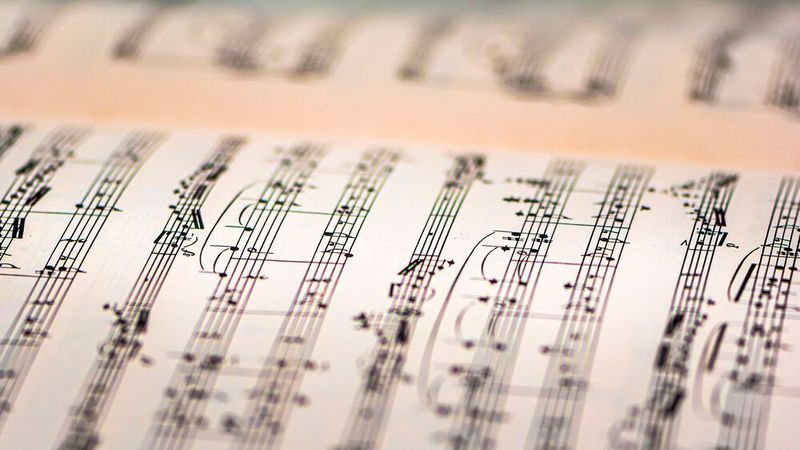 Wie eine Partitur alle Stimmen des Orchesters abbildet, so ermöglicht es die hier vorgestellte „Konstruktionspartitur“, verschiedene Gerechtheiten auf einen Blick gegeneinander abgeglichen zu erfassen.