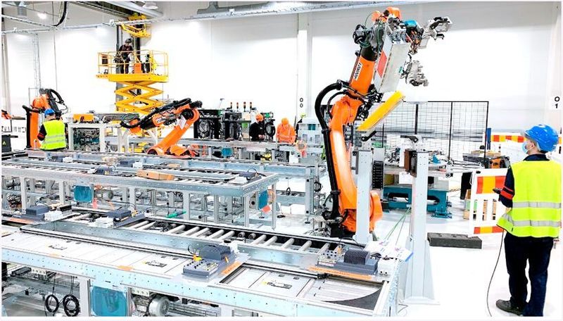 Im Batteriewerk Uusikaupunki von Valmet Automotive startete die Installation der Fertigungslinien.