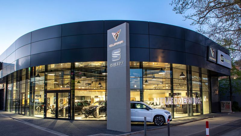 Die Autohausgruppe Brass hat für Seat und Cupra in Frankfurt neu gebaut.