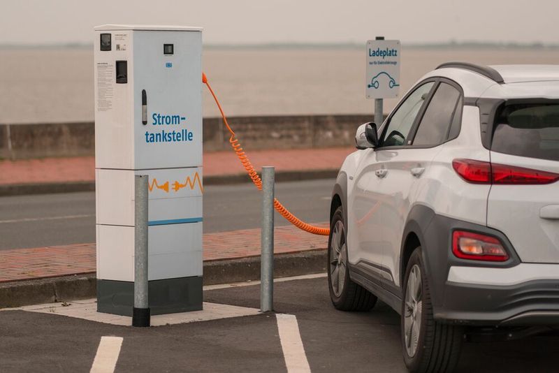 Zu viele E-Autos teilen sich zu wenige Ladesäulen.