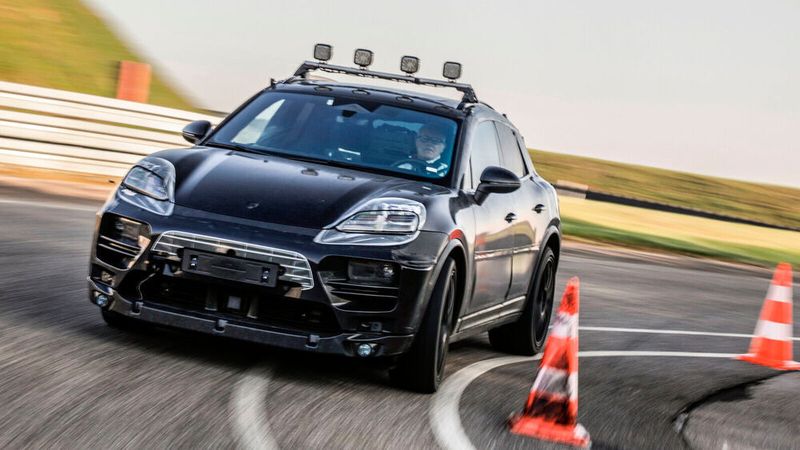 Auf dem Prüfgelände in Weissach haben Prototypen des elektrischen Porsche Macan bereits erste Runden gedreht.