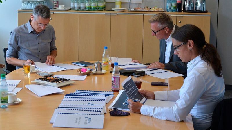 Die Jury prüft die Bewerbungsunterlagen und filtert die zehn besten Betriebe für die Juryrundreise heraus: (v. r.) Corinna Mattick/Loco-Soft, Chefredakteur Wolfgang Michel und Jan Rosenow/»kfz-betrieb«.