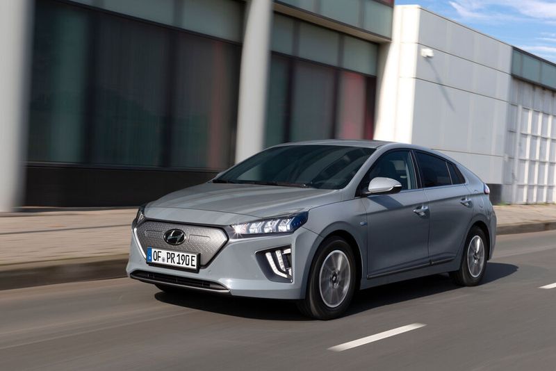Elektroautos wie dieser Hyundai Ioniq sind weitaus häufiger auf westdeutschen Straßen anzutreffen.