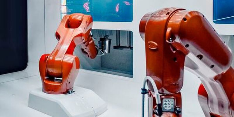 KI kommt oft in Form von intelligenten Assistenzsystemen oder zur Automatisierung von Prozessen in der Industrie zum Einsatz. Die KI-Landkarte der Plattform Lernende Systeme zeigt, welchen Mehrwert sie bieten kann.