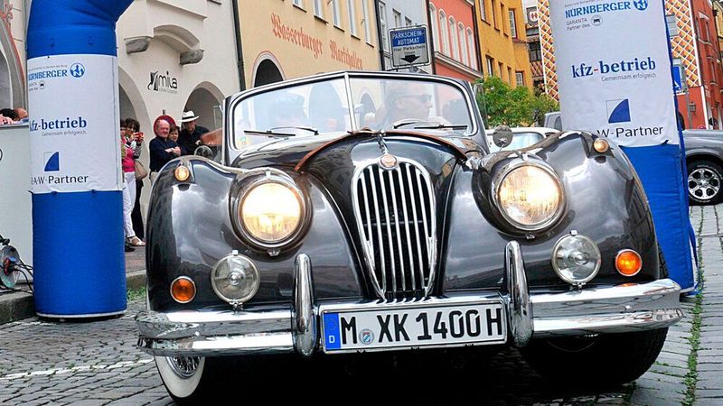 Die Oberbayerische Meister-Classic bietet den Teilnehmern eine Strecke mit atemberaubenden Landschaften, idyllischen Orten und prachtvollen Oldtimern.