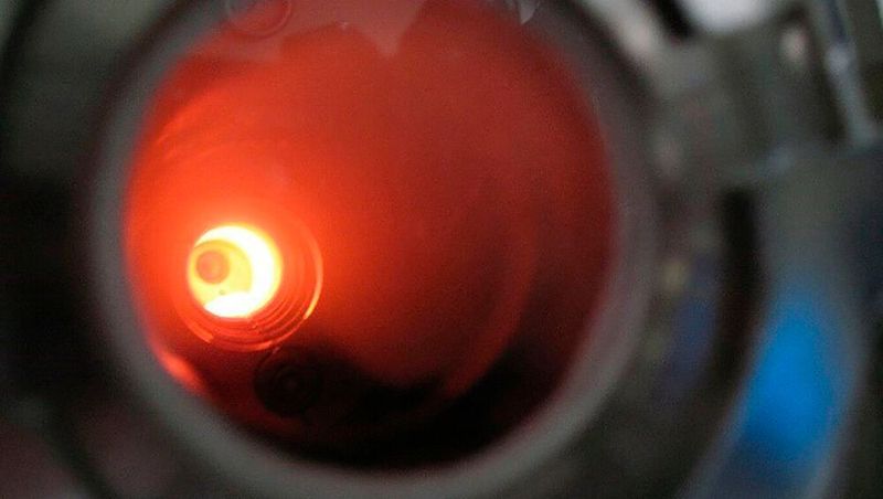 Bisher wurde beim Entbindern hauptsächlich mit Erfahrungswerten gearbeitet. Das führte dazu, dass die Prozesse länger und bei höheren Temperaturen als eigentlich notwendig durchgeführt wurden.