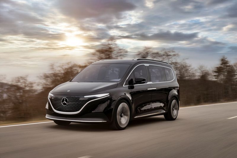 Einen seriennahen Ausblick auf die im Frühjahr 2022 debütierende T-Klasse präsentiert Mercedes mit dem EQT Concept.