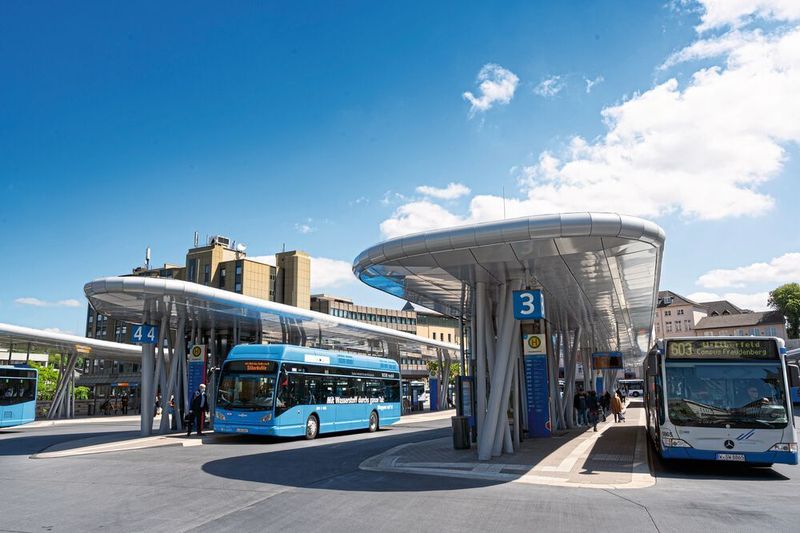 Bei Bussen und Kommunalfahrzeugen mit Brennstoffzellenantrieb reicht eine Tankstelle. Der Wasserstoff wird zum Beispiel in Chemiewerken oder Müllheizkraftwerken erzeugt.