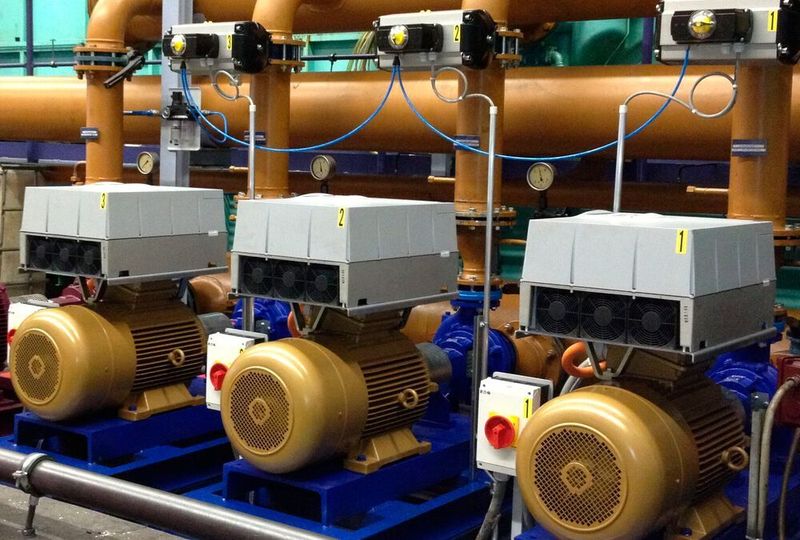 Diese Pumpenantriebe sind mit Hochwirkungsgrad-Synchronreluktanzmotoren und aufgesattelten Frequenzumrichtern ausgestattet.