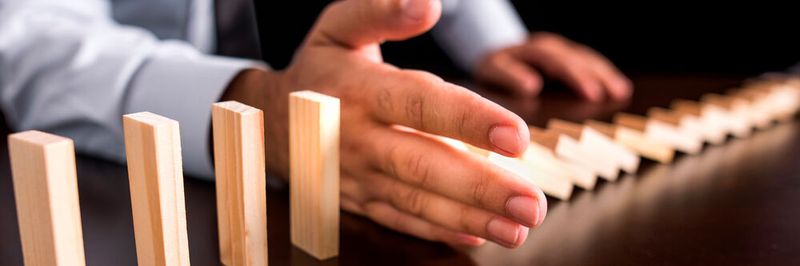 Unternehmensrisiken hängen direkt von Verwundbarkeiten, Bedrohungen und der Bewertung der zugrundeliegenden Assets ab. Alle diese Elemente müssen aktiv gemanged werden.