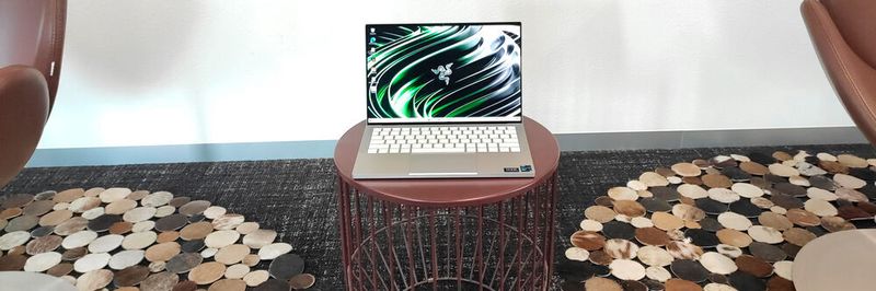 Razer setzt beim Book 13 ein leuchtstarkes Sharp-Panel im 16:10-Format mit einer Auflösung von 1.920 x 1.200 Bildpunkten ein. Das Display erkennt auch Touch-Gesten.
