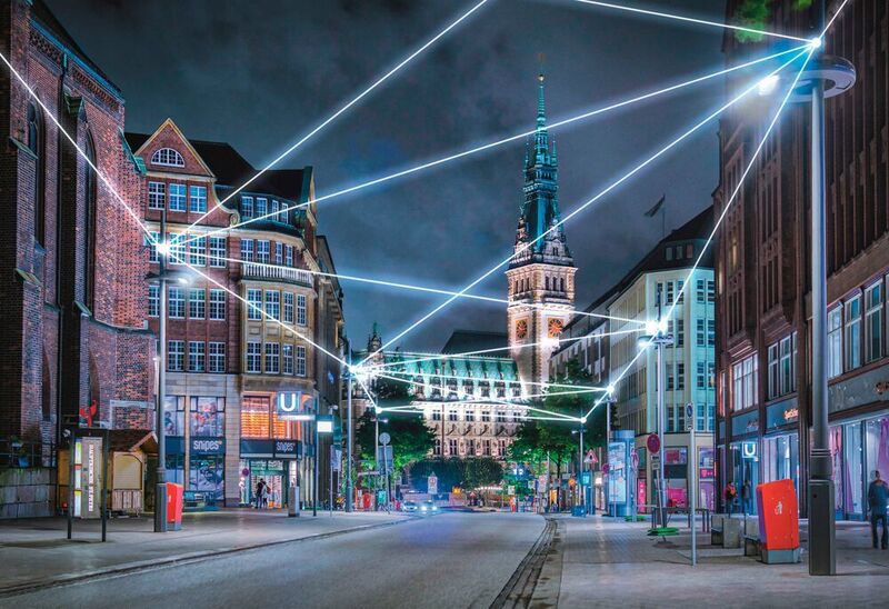 The 54 smart mast lamps in Mönckebergstrasse are networked with each other via a WiFi mesh network.