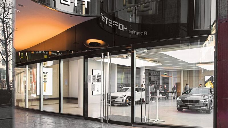 Der Polestar-Space in München liegt direkt am Eingang einer Einkaufspassage mit vielen Trendstores.