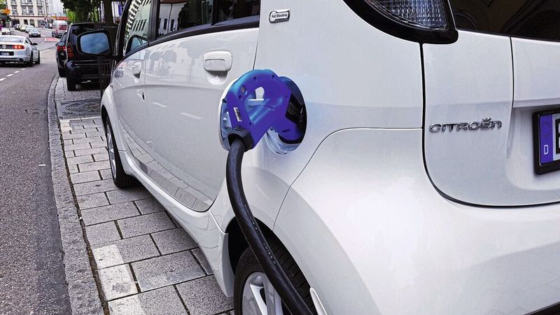 Die Sorge, nicht ausreichend Stromlademöglichkeiten zu finden, ist einer der häufigsten Vorbehalte von Kunden gegenüber der Elektromobilität.