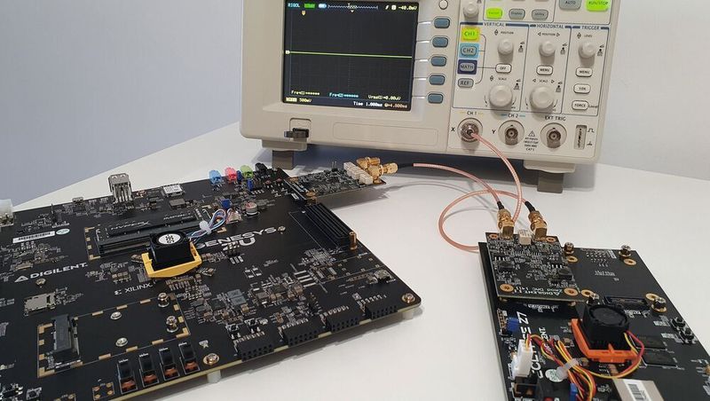 Bild 1: Ein System zur Erkennung von Einzeltönen mit zwei FPGA-Karten und zwei Datenwandlermodulen von Digilent.