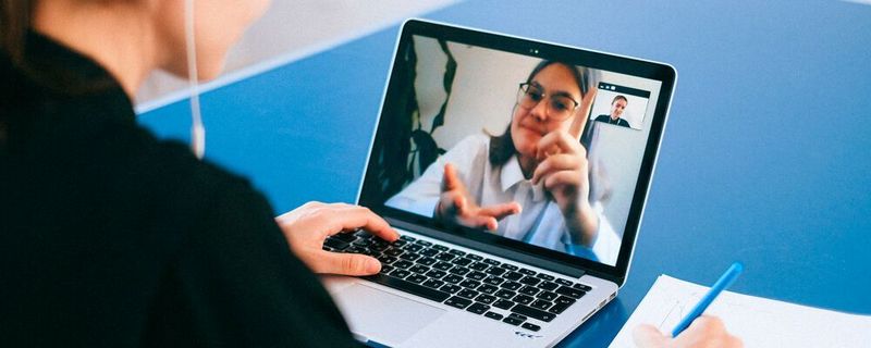 Mit einem Live-Online-Training können Sie sich ortsunabhängig, flexibel und ohne Zeitverlust weiterbilden.
