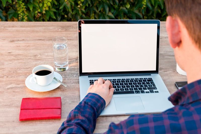 Dank Homeoffice ist auch das Arbeiten im Café kein Problem.