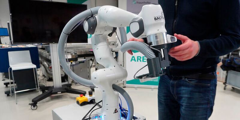 Der Desinfektionsroboter Balto kann autonom Türklinken und andere Bereiche desinfizieren, die von vielen Personen in hoher Frequenz berührt werden.