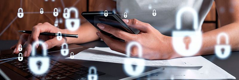 Homeoffice oder mobiles Arbeiten an sich stellt für Berufsgeheimnisträger eine besondere Herausforderung dar: Datenschutz und IT-Sicherheit sind von zentraler Bedeutung.