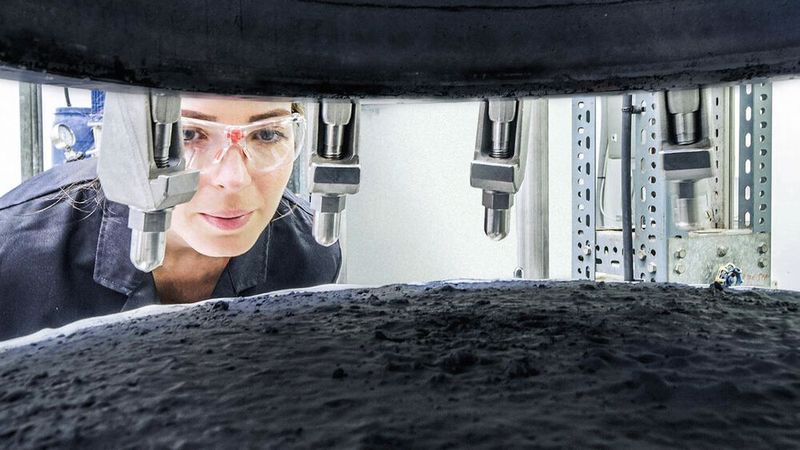 In den meisten derzeit industriellen hydrometallurgischen Prozessen zur Verarbeitung der Schwarzmasse werden lediglich Cobalt und Nickel zurückgewonnen. Lithium, Mangan und Graphit gehen in diesen Prozessen verloren und werden so dem Stoffkreislauf entzogen.