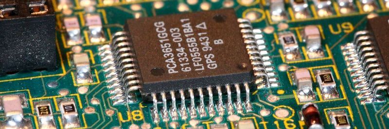 Elektronik: In Entwicklungs- und Laborumgebungen werden programmierbare Stromversorgungen eingesetzt. Nur sie liefern die Energie zuverlässig und mit der gewünschten Spanng, Strom und Frequenz.