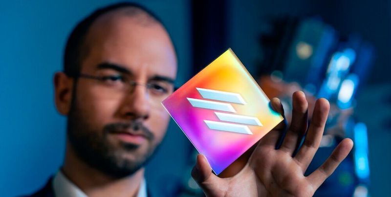 Die nur wenige hundert Nanometer großen Strukturen sorgen beispielsweise dafür, dass Schmutz oder Eis keinen Halt finden. Andere Funktionen könnten eine höhere Akzeptanz des Körpers gegenüber Implantaten oder verlässlichere elektrische Steckverbindungen sein.