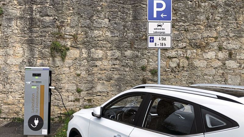 Der bayerische Ministerpräsident will E-Autos unter anderem beim Parken begünstigen.