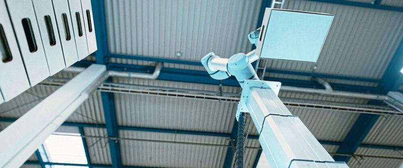 Mit dem Cobot hoch hinaus – die ermöglichen Hubsäulen, Vertikalachsen und weitere Komponenten aus der Lineartechnik.