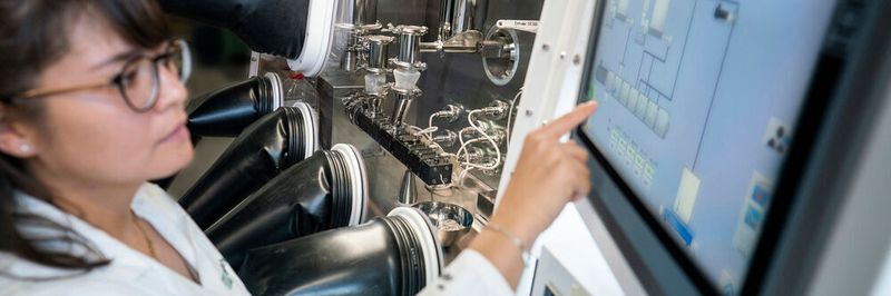 Mit diesem Extruder können Materialien ohne Zugabe von toxischen Lösungsmitteln vermischt und verdichtet werden. Er ist ein Teil der Prozesskette für die Herstellung von Batterien.