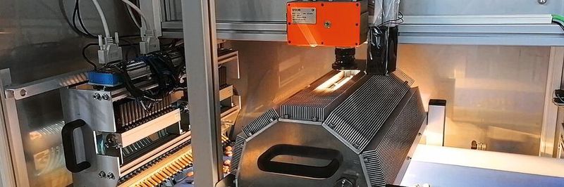 Das unsortierte Schüttgut wird unter einer FX10-Hyperspektralkamera von Specim und einer Beleuchtung hindurch transportiert und dabei aufgenommen.