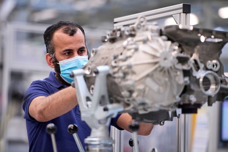 BMW hat mit der Produktion von Hochvoltbatterien begonnen.