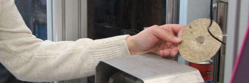 Ist der Werkstoff Vulkanfiber für Gehäuse zukünftiger Batteriegenerationen geeignet? Im Labor untersuchen die wissenschaftlichen Mitarbeiterinnen Kardelen Bayram (vorne) und Lea Aydin dessen Crashtauglichkeit.