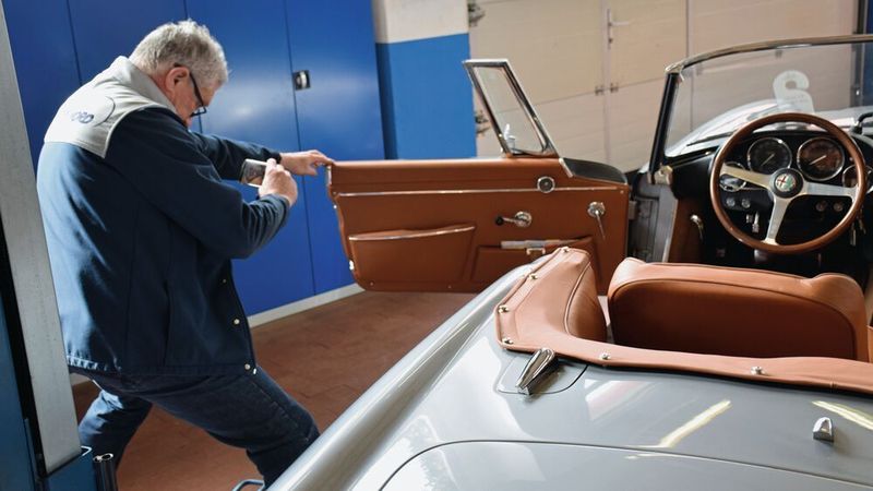 Ein Smartphone, zwei Sachverständige, vier Augen: Per Livestream erstellen die Experten des TÜV Nord digital Wertgutachten für Oldtimer.