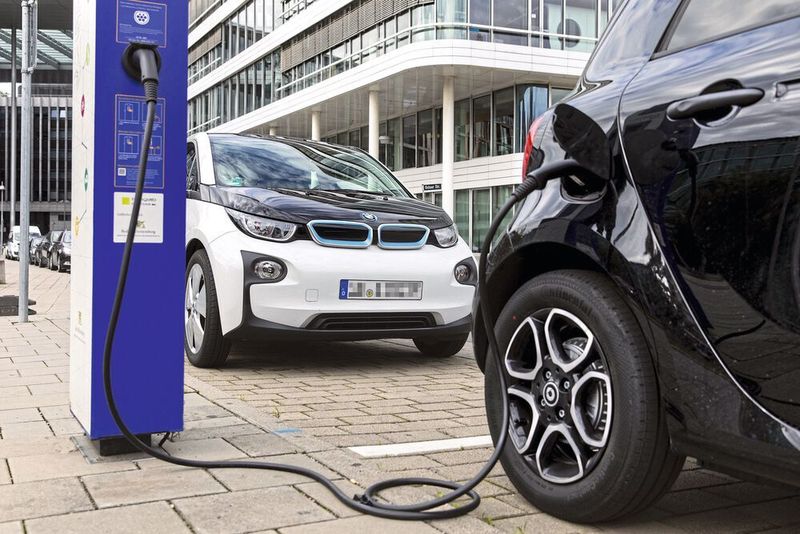 Batterieelektrische Pkw könnten durch zeitverzögertes oder bidirektionales Laden das volatile Stromangebot als intelligenter Speicher stabilisieren.
