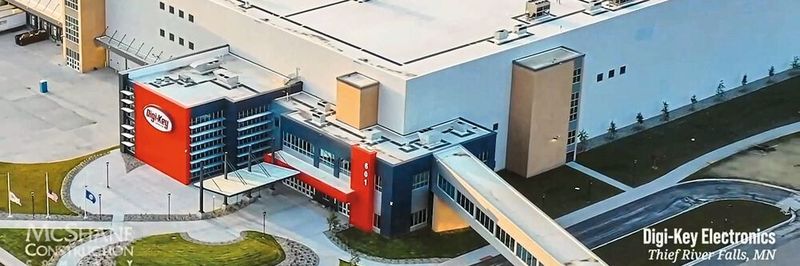 Mitten im 8000-Seelen-Städtchen Thief River Falls entsteht aktuell das neue Distributionszentrum von Digi-Key. Auf 204.000 Quadratmetern werden ab Mitte 2021 über 100.000 Komponenten zum Versand bereitstehen. Die maximalen Lagerkapazitäten sind weit größer.