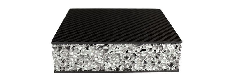 Eine Metallschaumstruktur als Grundlage für ein Batteriegehäuse sorgt in E-Autos für den schnellen Abtransport überschüssiger Wärme. Zugleich schützt diese Struktur das Umfeld im Fall eines Crashs.