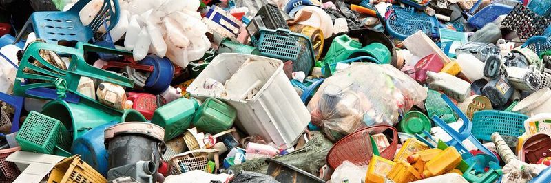 In Kunststoff-Abfällen stecken wertvolle Rohstoffe, die sich mit Recycling-Technologien erschließen lassen.