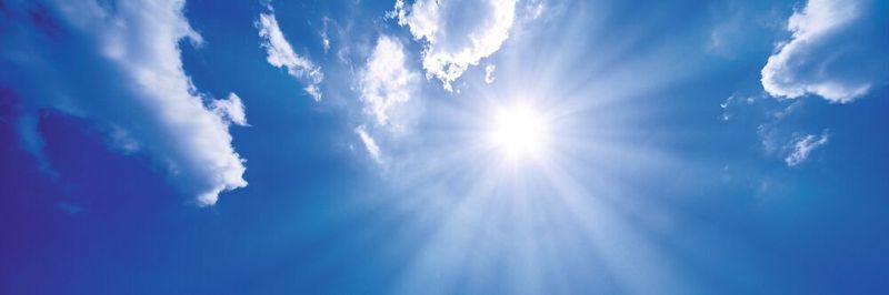 Lichtspektrum: Das Sonnenlicht hat alle spektralen Anteile. Instrument Systems hat mit eigenen UV-Kalibrierstandards das Spektrum an Advanced Calibration Standards erweitert.