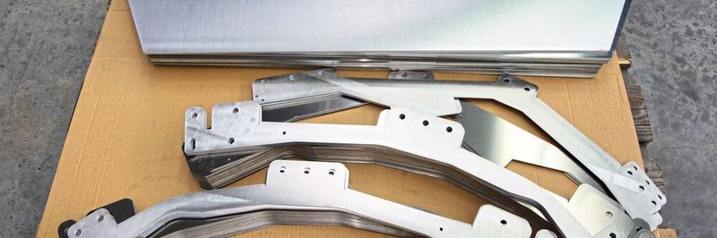 Die SBM-L G1S2 eignet sich für die beidseitige Entgratung und Kantenverrundung von gestanzten sowie laser- und feinplasmageschnittenen Werkstücken.
