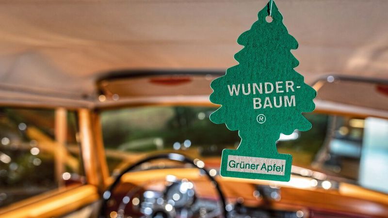 Der Wunder-Baum: in den Fünzigern trat er seinen Siegeszug an. In ihm sind Duftstoffe gebunden, die über einen längeren Zeitraum an die Luft abgegeben werden. Im Mercedes-Benz-Museum gehört der kleine Pappkamerad als Exponat zu den „33 Extras“.