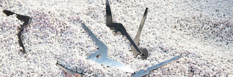 Die gestanzten und lasergeschnittenen Messer werden in einem zweistufigen Prozess entgratet und poliert, um optimale Voraussetzungen für nachgelagerte Prozesse zu schaffen und die Lebensdauer der Gartenscheren zu erhöhen.