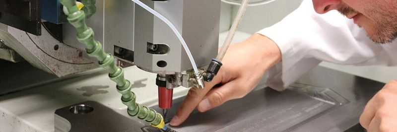 Udo Eckert, Gruppenleiter Mikrosystemfertigung, aus der Abteilung Funktionsoberflächen/Mikrofertigung am Fraunhofer IWU prüft im Mikro-Bearbeitungszentrum des IWU die Finish-Bearbeitung eines gefrästen Werkzeugs für den Einsatz bei der Bipolarplattenfertigung für Brennstoffzellen.