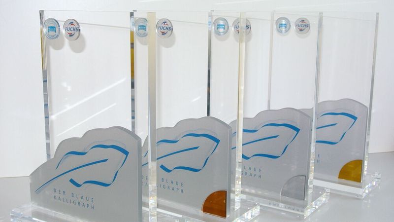 Die begehrte Trophäe für die beste Pressearbeit im Kfz-Gewerbe wird 2021 nicht vergeben. Erst 2022 soll der „Blaue Kalligraph“ wieder am Vorabend zur Automechanika verliehen werden.