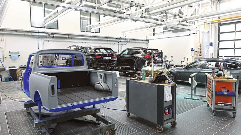Neues und Altes in trauter Eintracht: Im K&L-Zentrum Inntal werden die Oldtimer von Jensen Classic und die Alltagsfahrzeuge der Unterberger-Gruppe unter einem Dach versorgt.