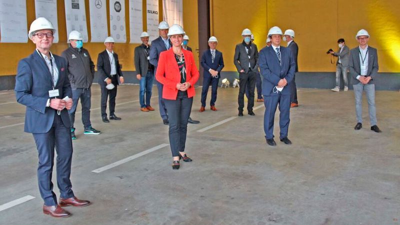Die Wirtschaftsministerin des Landes Baden-Württemberg, Nicole Hoffmeister-Kraut, sowie viele Vertreter der Partner der Zukunftswerkstatt feiern den Beginn der Bauphase.